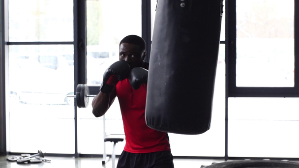junger afrikanisch-amerikanischer Boxer trainiert im Fitnessstudio in Zeitlupe - Filmmaterial, Video