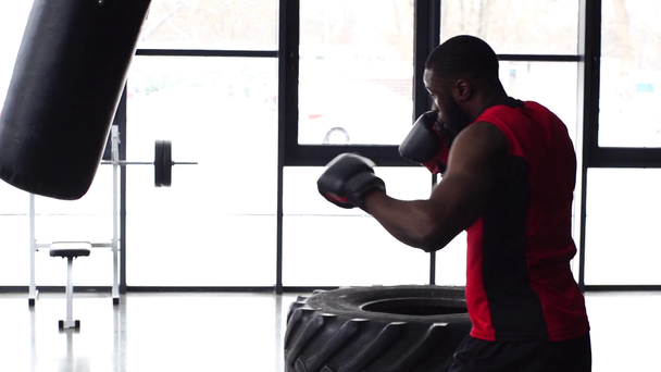 молодые африканские американские боксеры тренируются в спортзале в замедленной съемке
 - Кадры, видео