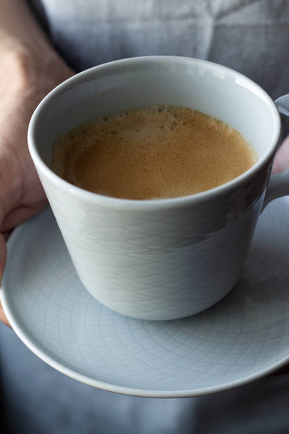чашка чорної кави на сірому фоні крупним планом
 - Фото, зображення