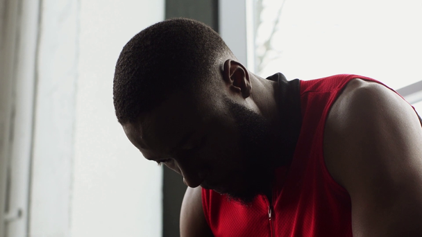 zmęczony african american sportowca odpoczynku po ćwiczeniach w siłowni w zwolnionym tempie - Materiał filmowy, wideo