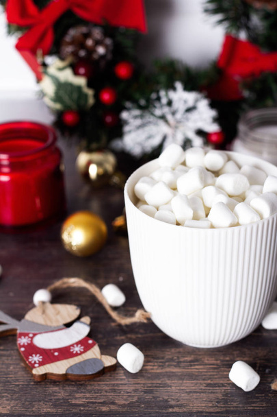 cacao, cioccolato con marshmallow e decorazioni natalizie close-u
 - Foto, immagini