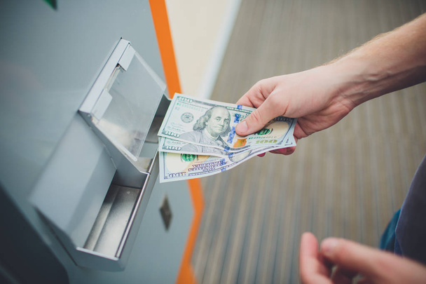 Το χέρι του ανθρώπου εισάγετε κάρτα Atm μηχάνημα, τραπεζική και οικονομική έννοια - Φωτογραφία, εικόνα