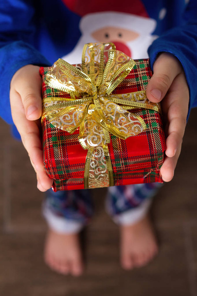 mains d'enfants tenant un cadeau de Noël
 - Photo, image