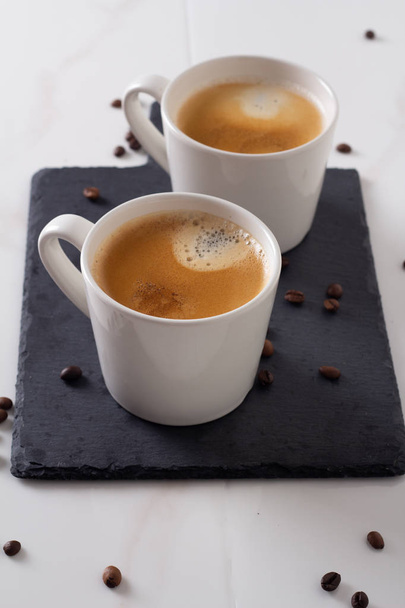 дві чашки чорної кави на планці
 - Фото, зображення