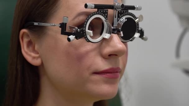 Γυναίκα στη ρεσεψιόν του έναν οφθαλμίατρο. Οφθαλμολογική εξέταση και επιλογή από φακούς γυαλιών - Πλάνα, βίντεο