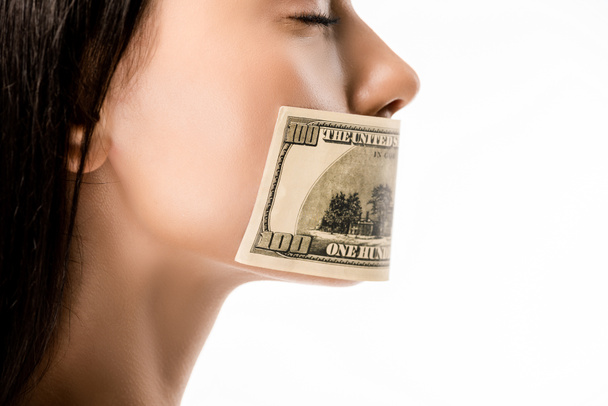 colpo ritagliato di donna con banconota da un dollaro in bocca e occhi chiusi isolati su bianco
 - Foto, immagini
