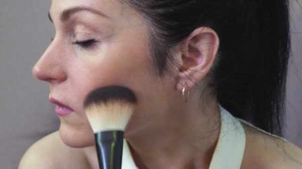 Woman applying makeup for perfect skin - Materiał filmowy, wideo