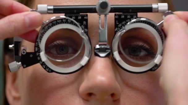 Kadın bir göz doktoruna resepsiyonda. Göz muayenesinde ve gözlük lens seçimi - Video, Çekim