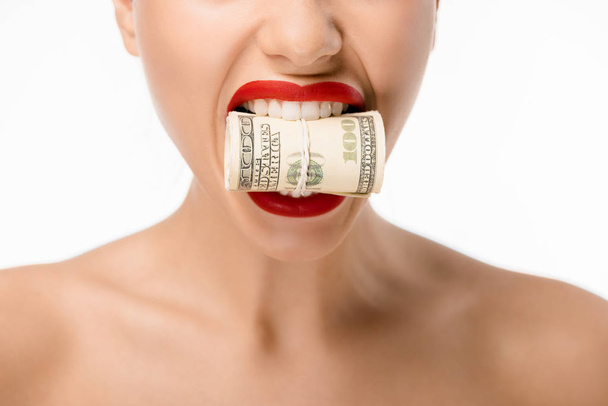 plan recadré de la femme tenant des billets en dollars roulés dans des dents isolées sur du blanc
 - Photo, image
