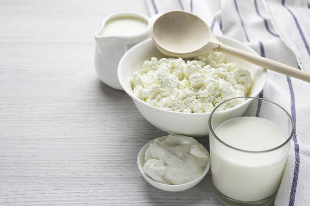 latticini, ricotta, latte in un bicchiere, yogurt, panna acida in un piatto bianco su un backgroun bianco
 - Foto, immagini