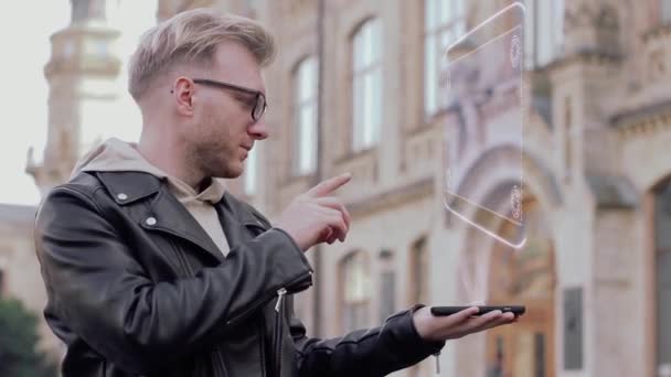 Akıllı genç adam gözlüklü kavramsal hologram E-ticaret gösterir - Video, Çekim