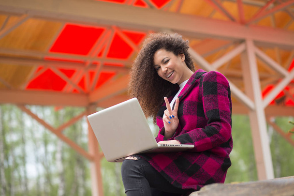 Muotokuva upea, hymyilevä nuori tyttö käyttää kannettavaa tietokonetta työpaikalla
 - Valokuva, kuva