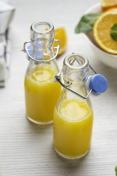 скляні пляшки з апельсиновим соком крупним планом
 - Фото, зображення