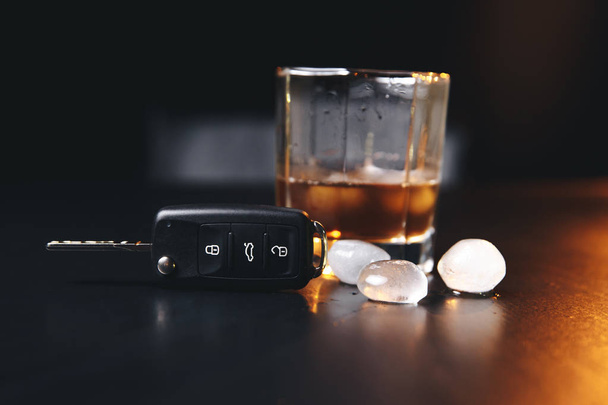 Whisky avec clés de voiture et menottes. Concept pour boire et conduire - Photo, image