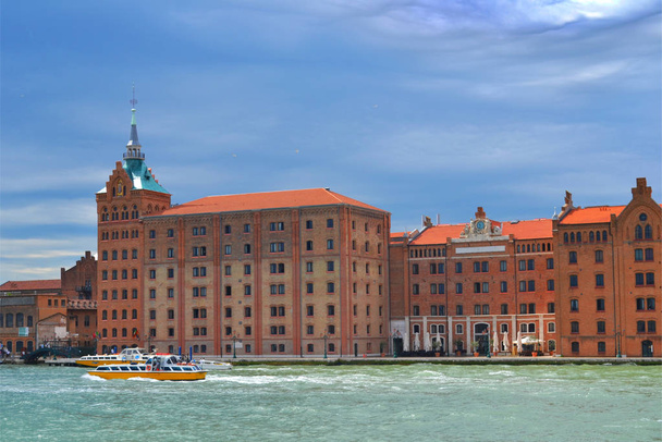Панорама венеціанський канал. Розкішний готель Hilton Stucky, який знаходиться будівля старого млина відновлені. На задньому плані можна побачити вапоретто. - Фото, зображення