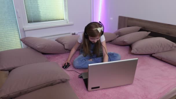 Girl is sitting in bed and using laptop - Video