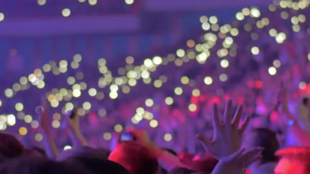 Μεγάλο κοινό μέσα σε μια αρένα κατά τη διάρκεια μιας συναυλίας - Πλάνα, βίντεο