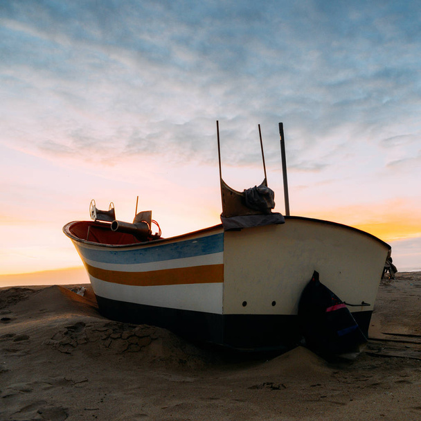traditionelles hölzernes Fischerboot auf Sand am Strand von Caparica in der Nähe von Lissabon, Portugal - Foto, Bild