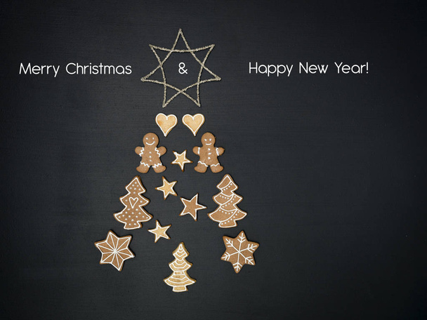 üdvözlés betűk és fa alakú a karácsonyi dísztárgyak chalkboard fekete háttér, újév koncepció  - Fotó, kép