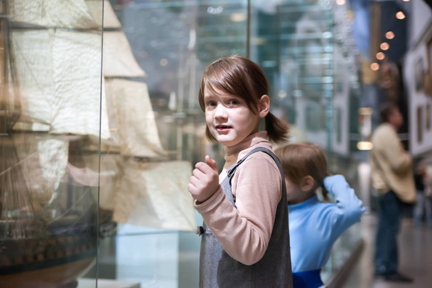  Κορίτσι λαμβάνοντας υπόψη μακέτα πλοίο στο Ναυτικό Μουσείο. - Φωτογραφία, εικόνα