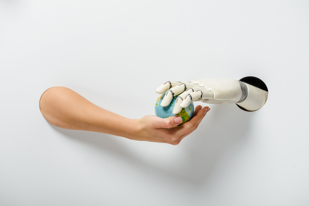 kadının beyaz deliklerden dünya modeli tutan el protezi ile kırpılmış görüntü - Fotoğraf, Görsel
