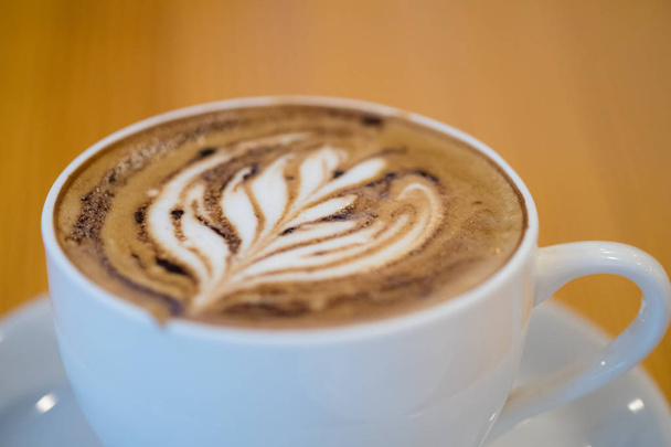 Filiżanki kawy gorące mocha w wzór latte art w filiżance biały - Zdjęcie, obraz