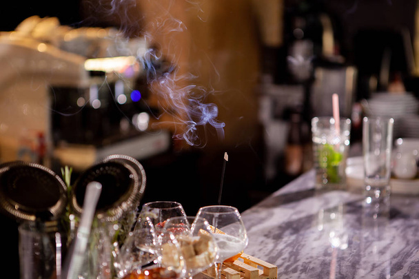 Pałeczki zapachowe, które dymu na licznik bar - Zdjęcie, obraz