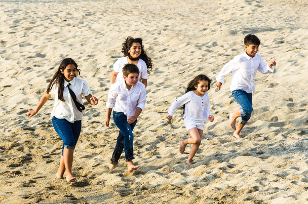 Enfants courant le long du rivage de la plage
 - Photo, image