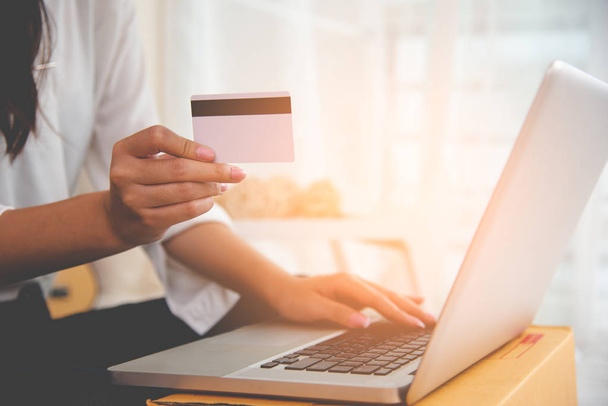 Detailní záběr rukou ženy kreditní kartou pro online nakupování platby s přenosným počítačem. Technologie a obchodní koncept. - Fotografie, Obrázek