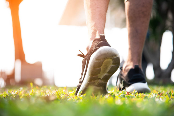 スポーツ男が公園でジョギングにウォーム アップ。運動と屋外のコンセプトです。健康的な活動やライフ スタイルのテーマ. - 写真・画像