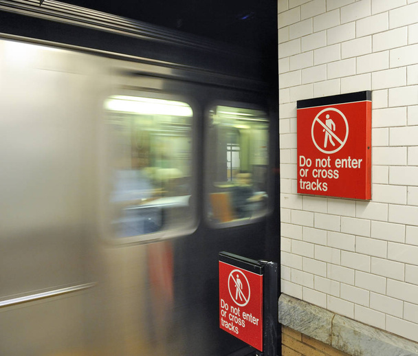 Non entrare o attraversare i binari segnare nella metropolitana di New York
 - Foto, immagini