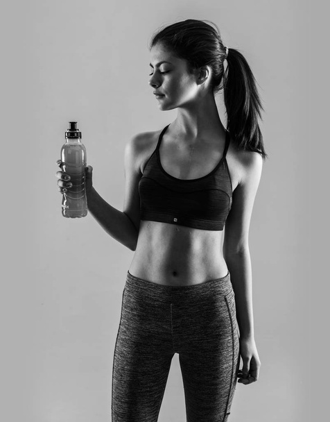 junges Sportmädchen mit Flasche - Foto, Bild