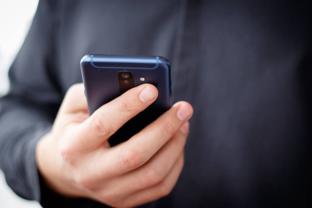 Zblízka muž používající mobilní chytrý telefon - Fotografie, Obrázek