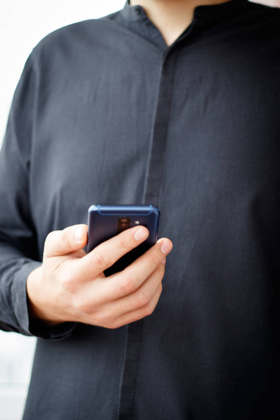 Fechar de um homem usando telefone inteligente móvel - Foto, Imagem
