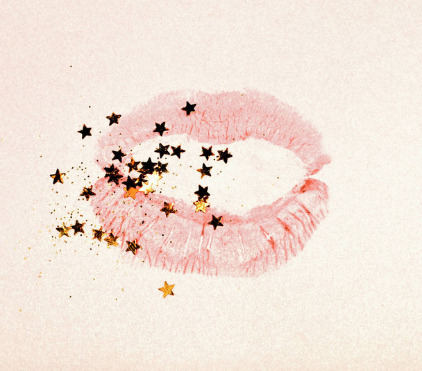 Pink women's lips with golden glitter and glittering stars in vintage nostalgic colors - Foto, immagini