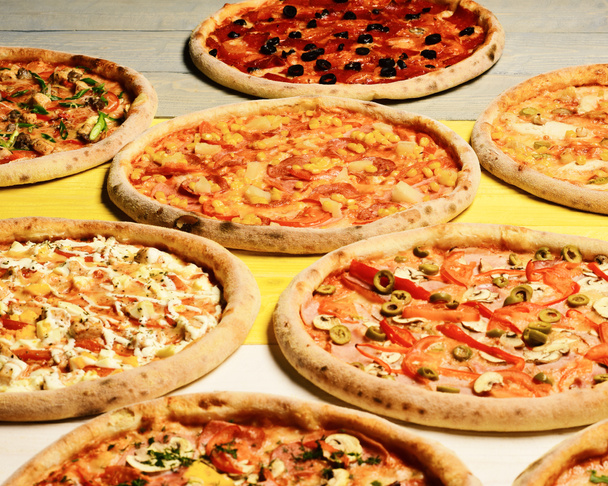 Fast food restaurant concept. Pizza cirkels met vlees, champignons, - Foto, afbeelding