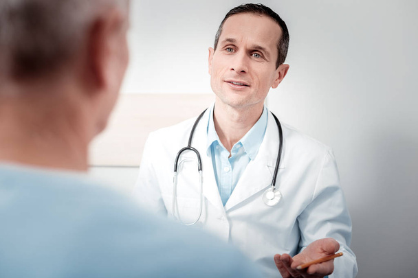 Médico profesional hablando con su paciente
 - Foto, imagen