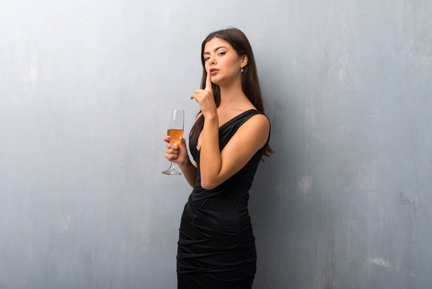 Nastolatek dziewczyna z szampanem obchodzi nowy rok 2019 Wyświetlono znak zamknięcia gest usta i cisza - Zdjęcie, obraz