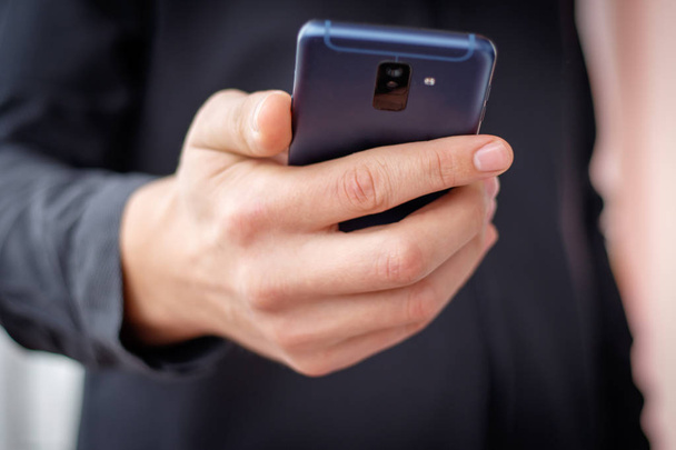 спосіб життя молодий чоловік використовує мобільний телефон з смс-повідомленням на смартфоні, грає в соціальну мережу і покупки онлайн
 - Фото, зображення