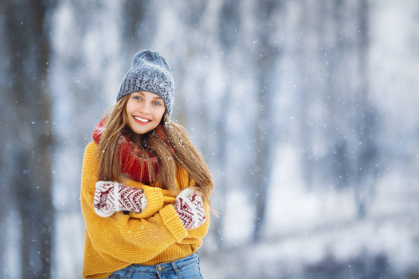 Портрет зимової молодої жінки. Beauty Joyful Model Girl сміється і розважається в зимовому парку. Красива молода жінка на відкритому повітрі, насолоджуючись природою, зимовий час
 - Фото, зображення