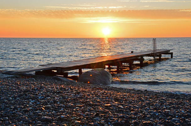 Lever de soleil à couper le souffle sur une plage vide, mer Baltique, île de Fehmarn, Allemagne
 - Photo, image