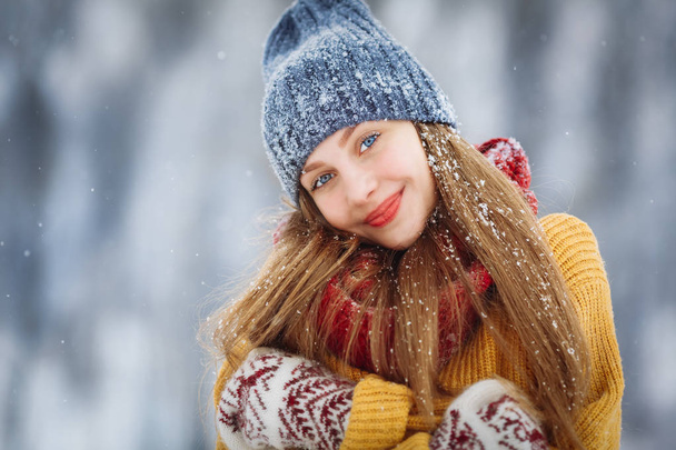 Портрет зимової молодої жінки. Beauty Joyful Model Girl сміється і розважається в зимовому парку. Красива молода жінка на відкритому повітрі, насолоджуючись природою, зимовий час
 - Фото, зображення