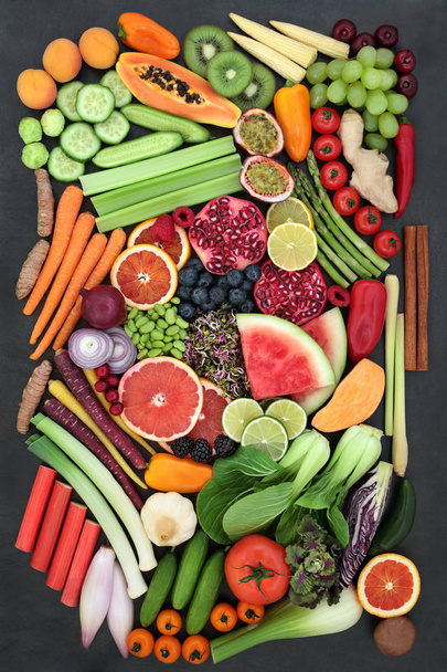 Επιλογή υγιεινής διατροφής για fitness με superfood από φρέσκα φρούτα, λαχανικά, βότανα και μπαχαρικά σε φόντο σχιστόλιθο. Πολύ υψηλή περιεκτικότητα σε αντιοξειδωτικές ουσίες, ανθοκυανίνες, πρωτεΐνες, βιταμίνες και φυτικές ίνες. Το Top view. - Φωτογραφία, εικόνα
