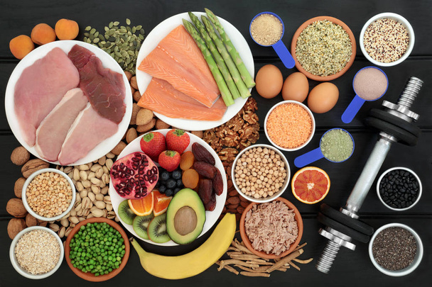 Zdravou výživou pro tělo stavitelé vysoký obsah bílkovin včetně masa, mléčných výrobků, doplnit prášky, zrna, obiloviny, ovoce, zelenina, byliny, ořechy a semena s činka váhy.  - Fotografie, Obrázek