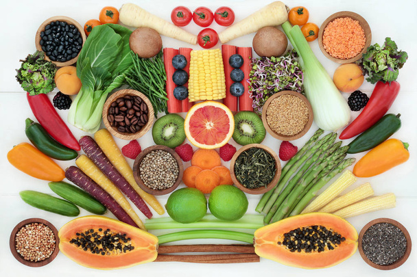 Σούπερ τροφή για υγιεινό τρόπο ζωής έννοια με φρούτα, λαχανικά, σπόροι, όσπρια, καφέ, πράσινο τσάι, μπαχαρικά και δημητριακά, με τροφές πλούσιες σε αντιοξειδωτικές ουσίες, ανθοκυανίνες, διαιτητικές ίνες και βιταμίνες. Επίπεδη θέσει. - Φωτογραφία, εικόνα