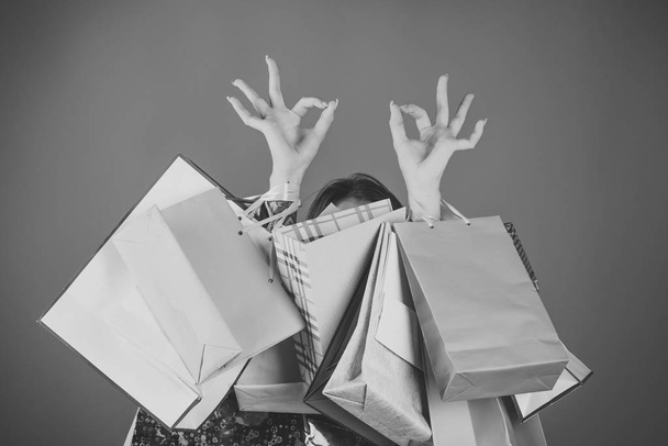 Nainen ostokset ostoskassi ja ok käsi merkki
 - Valokuva, kuva