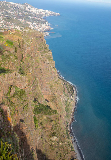 Вид вниз з Кабо - Гірао на острів Мадейра (Португалія), найвищий скелі в Європі. - Фото, зображення
