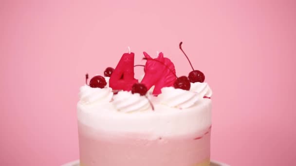 День рождения торт Spumoni на розовом фоне
. - Кадры, видео