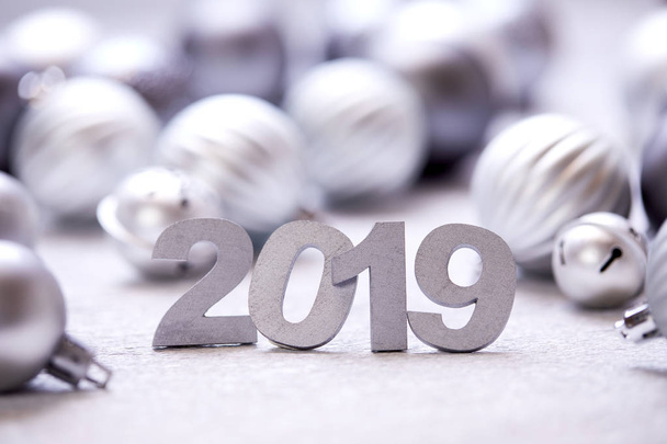 ano novo algarismos decorativos 2019 com bolas de prata de Natal
 - Foto, Imagem