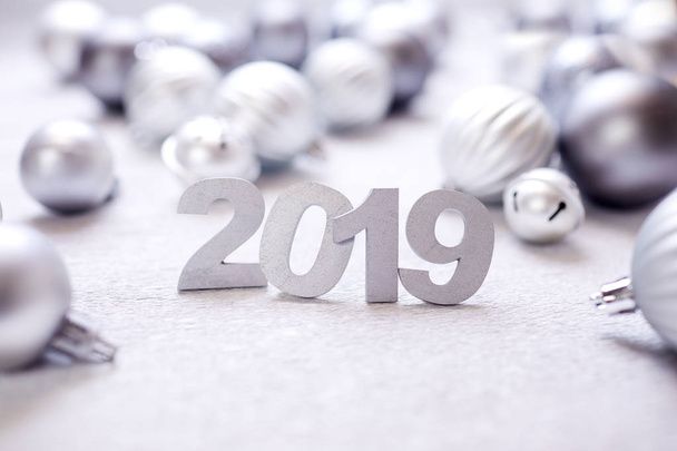 Nový rok dekorativní číslice 2019 s stříbrná vánoční koule - Fotografie, Obrázek